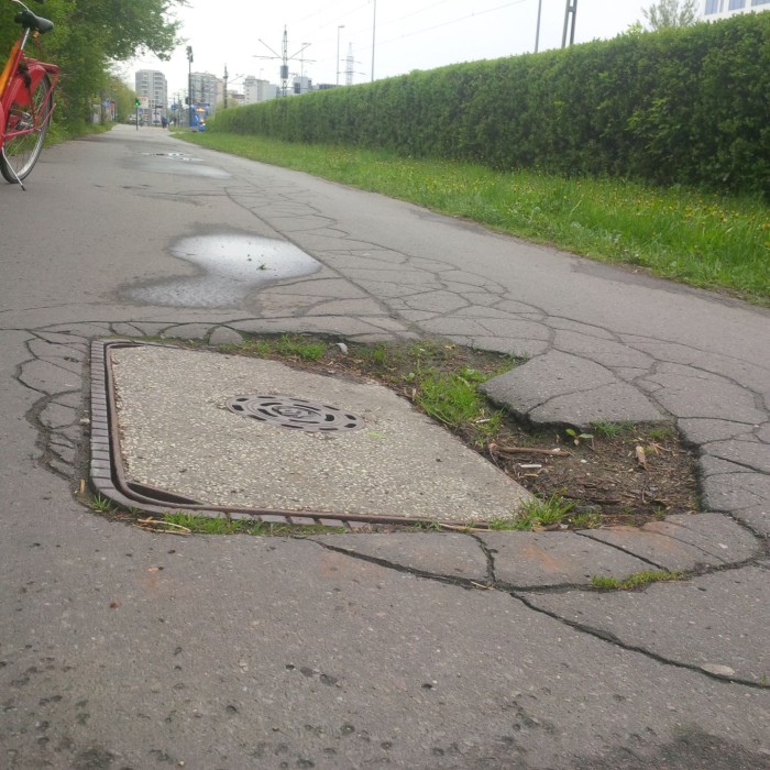 Kraków. Ciąg pieszo-rowerowy ul. Kapelanka