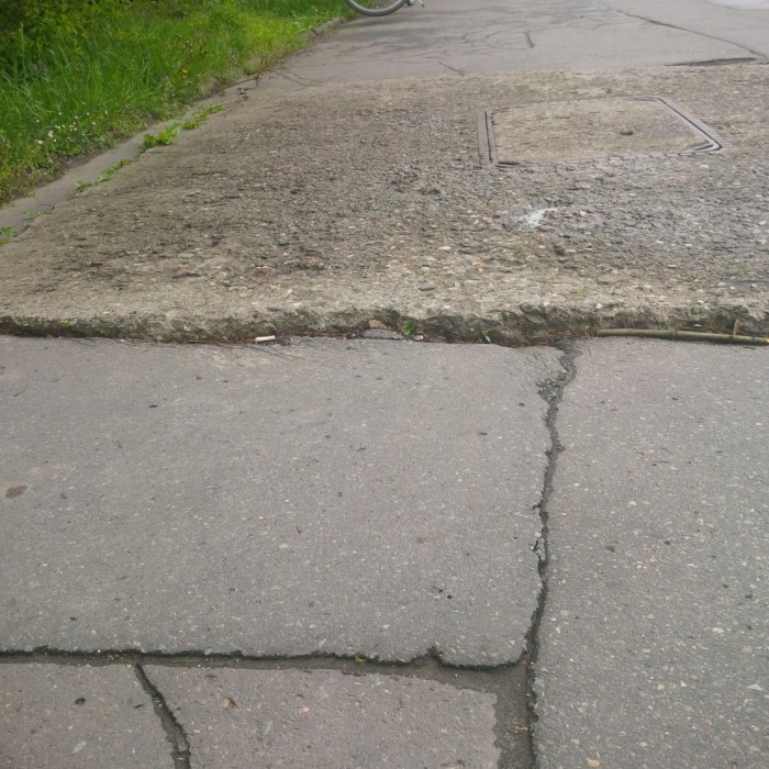 Kraków. Ciąg pieszo-rowerowy ul. Kapelanka